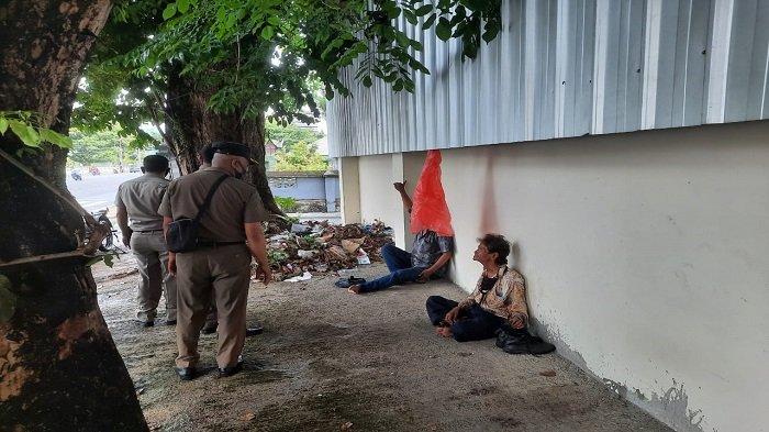 Tim Satpol PP Sumbar melaksanakan penertiban terhadap gelandangan dan pengemis serta aktivitas warga di trotoar kantor gubernuran di sepanjang jalan protokol Jenderal Sudirman Kota Padang, Provinsi Sumatera Barat (Sumbar).