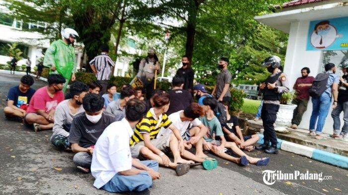 Sejumlah remaja diamankan polisi saat demo tolak UU Cipta Kerja di Padang, Kamis (8/10/2020).