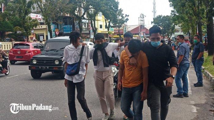 Sejumlah remaja yang lewat di sekitar gedung DPRD Sumbar diamankan polisi, Jumat (9/10/2020).