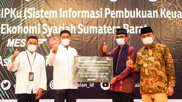 PT Pegadaian (Persero) menyerahkan bantuan melalui Corporate Social Responsibility (CSR) Kepada MES (Masyarakat Ekonomi Syariah) di Kota Padang dalam bentuk aplikasi Sistem Informasi Pembukuan Keuangan (SIPKu), Jumat (23/4/201) lalu di Ballroom Hotel Pangeran Padang