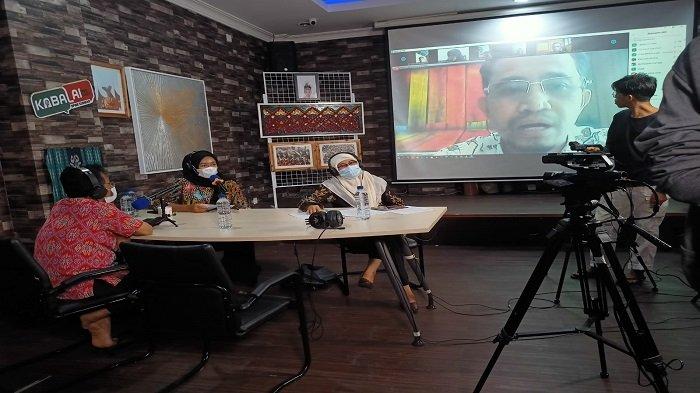 Suasana saat pelaksanaan Webinar Jalur Rempah Internasional, yang diselenggarakan oleh Kantor Balai Pelestarian Nilai Budaya (BPNB) Sumatera Barat (Sumbar) dan Masyarakat Sejarawan Indonesia (MSI) Cabang Sumbar, Sabtu (9/10/2021). Terlihat di layar Kepala BPNB Sumbar, Undri menyampaikan sambutan di antara ratusan partisipan yang hadir dalam seminar secara virtual dengan nara sumber yang kompeten di bidangnya, satu di antaranya Prof Azyumardi Azra.