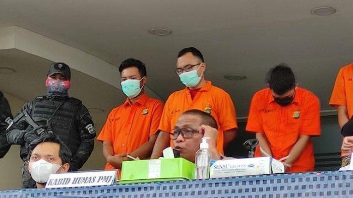 Polda Metro Jaya amankan oknum penjual surat swab antigen,PCR hingga kartu vaksin palsu yang dipasarkan di media sosial, Selasa (13/7/2021).