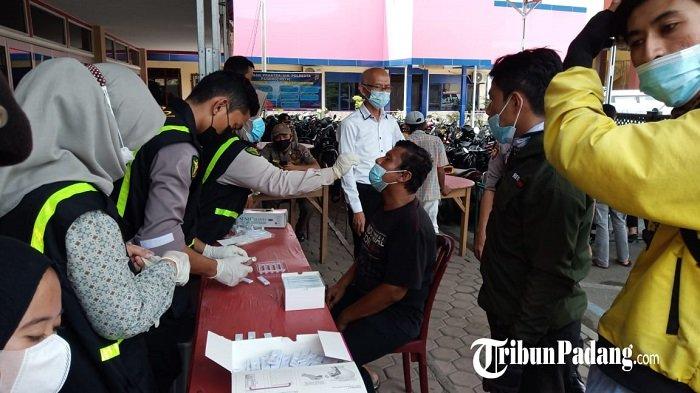 Setelah merazia warga yang tidak memakai masker, kemudian petugas melakukan tes swab di Kota Padang, Provinsi Sumatera Barat (Sumbar), Senin (26/4/2021).