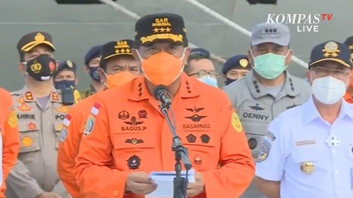Kepala Basarnas Marsekal Madya TNI Bagus Puruhito saat konferensi pers soal update pencarian korban dan puing pesawat Sriwijaya Air SJ 182 di Dermaga JICT, Tanjung Priok, Jakarta Utara, Kamis (21/1/2021)