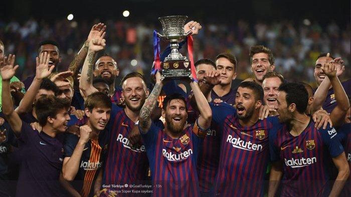 Lionel Messi mengangkat trofi Piala Super Spanyol yang dimenangi Barcelona tahun lalu.