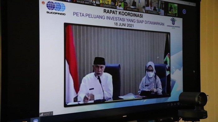Gubernur Sumbar Mahyeldi mengikuti Rapat Koordinasi (Rakor) tentang Peta Peluang Investasi yang siap ditawarkan pada 2021 secara virtual di ruang rapat gubernur, Jumat (18/6/2021)