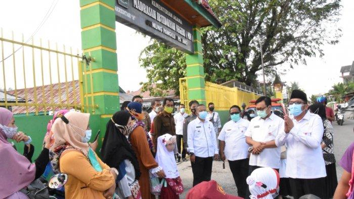 Wakil Walikota Padang, Hendri Septa, mengunjungi beberapa sekolah dasar dan menengah di Kota Padang, Rabu (6/1/2020) saat belajar tatap muka mulai digelar.