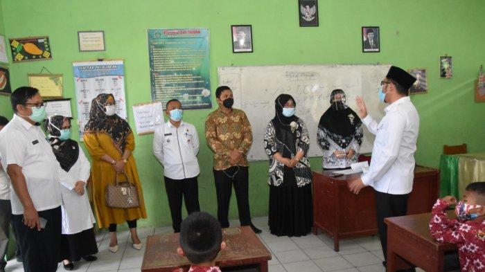 Wakil Walikota Padang, Hendri Septa, mengunjungi beberapa sekolah dasar dan menengah di Kota Padang, Rabu (6/1/2020) saat belajar tatap muka mulai digelar.