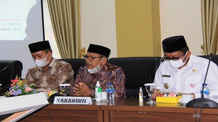 Plt Kakanwil Kemenag Sumbar, H Syamsuir mendampingi gubernur serta Walikota Padang, Hendri Septa saat menerima kunjungan kerja Komisi VIII DPR RI bersama Rektor UIN Imam Bonjol Padang, IAIN Bukittinggi dan IAIN Batusangkar, Rabu (8/9) di Rektorat UIN Imam Bonjol Padang.