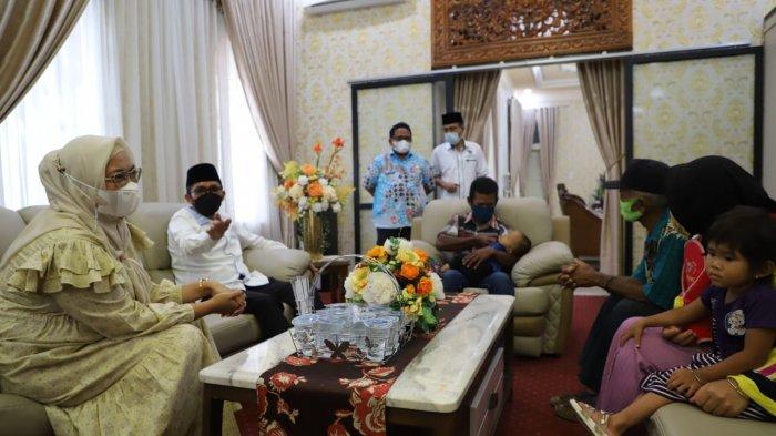 Wali Kota Padang Hendri Septa dan Ketua TP PKK Geni Putrinda bersama Farra Sofia yang merupakan anak pertama pasangan keluarga Yudi Heldi (32) dan Fitri (23) yang mengikuti program Semata.