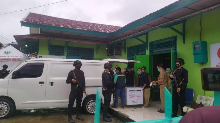 Pendistribusian vaksin Sinovac dari Gudang Vaksin di Jalan Mayor Salim Batubara menuju gudang farmasi Dinas Kesehatan Kota Palembang di Jl Sosial, Selasa (12/1/2021).