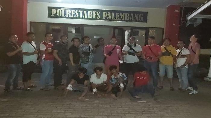 Unit ranmor Polrestabes Palembang pimpinan Kanit Ranmor Iptu Irsan Ismail dan Kasubnit Opsnal Ranmor IPDA Jhony Palapa, saat mengamanakn 3 dari 20 pelaku begal di BKB Palembang, Senin (19/4/2021) malam.