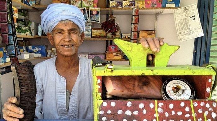 Dooh2 Abu Daooh melakukan pekerjaan sebagi tukang semir sepatu.