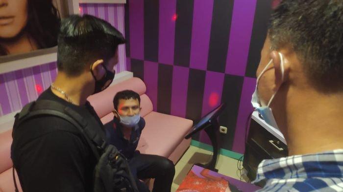 Pelaku R saat diamankan polisi: Ajak Istri Tetangga Karaoke, Pria di Prabumulih Meregang Nyawa saat Nyanyi dan Makan, Ini Faktanya