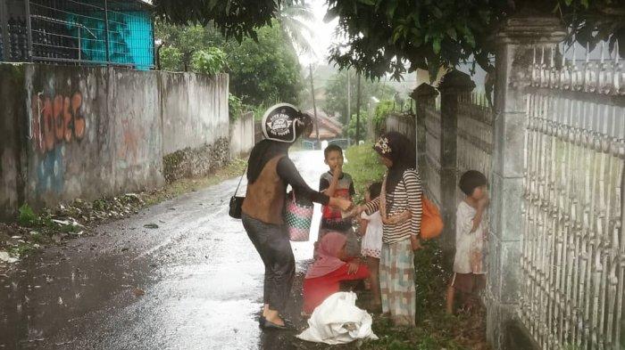 Berbagi dengan anak-anak di pinggir jalan setiap Jumat Berkah