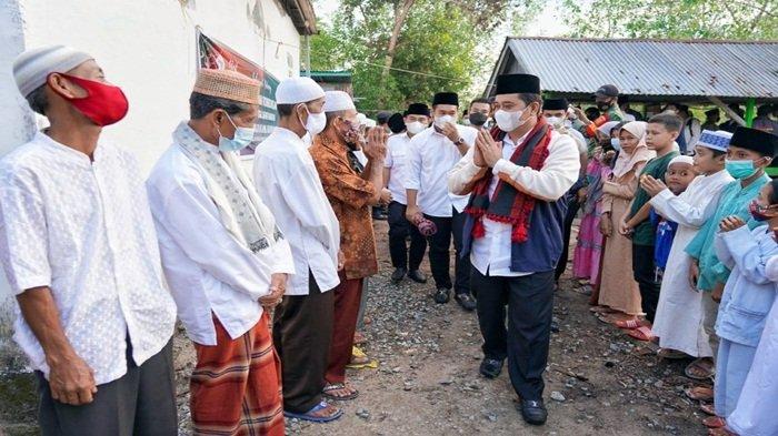 Bupati Banyuasin H Askolani SH MH disambut warga Kecamatan Sumber Marga Telang ketika hendak safari ramadhan
