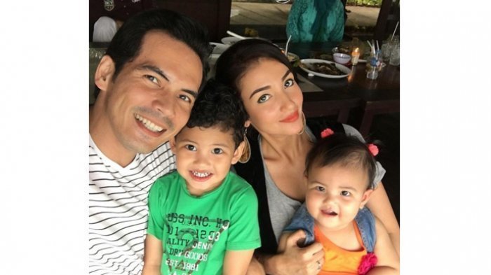 Atalarik Syah, Tsania Marwa dan dua anak mereka.
