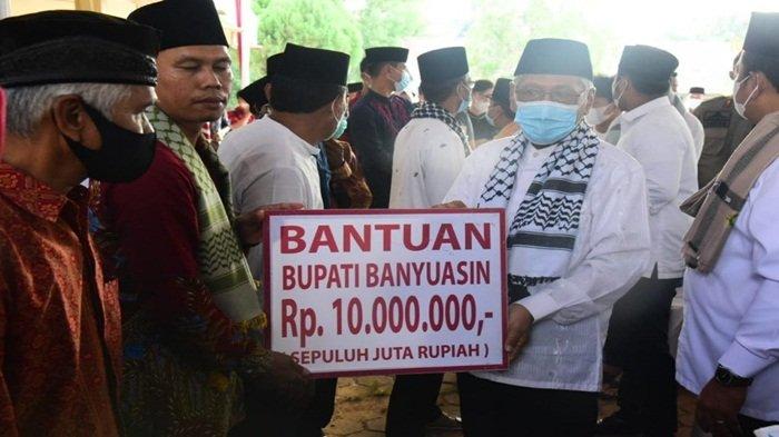 Wabup Banyuasin H Slamet SH menyerahkan bantuan dari Bupati H Askolani ke Masjid Al-Muhajirin Kelurahan Taja Raya I Kecamatan Betung