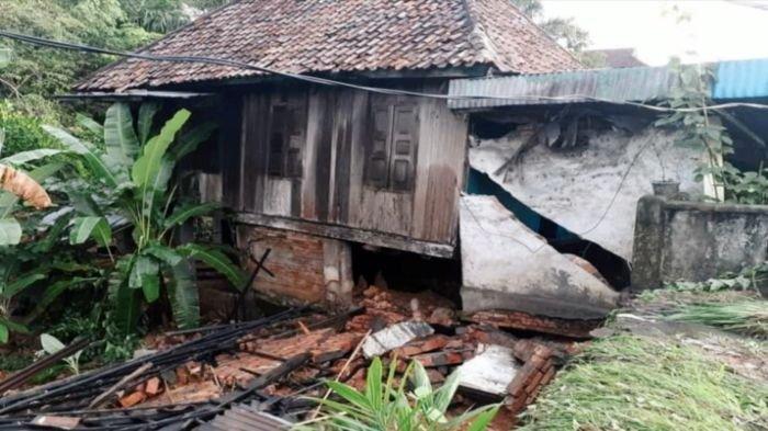 Rumah warga Desa Ujan Mas Baru, Kecamatan Ujanmas, Kabupaten Muaraenim roboh akibat diterjang banjir bandang, Jumat (30/10/2020).