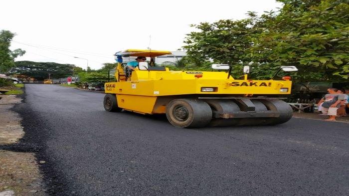 Pengaspalan Jalan oleh PTBA Tbk di kawasan jalan Parigi Kelurahan Pasar Tanjung Enim