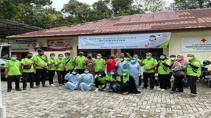Kepala Kantor BPJAMSOSTEK Muara Enim Ruszian Dedy dan Tim PMI Muara Enim,Kabid Hubungan Industrial Disnaker Muara Enim Harry Murdiono, dan karyawan BPJamsostek Muaraenim, dan tenaga medis kesehatan di PMI Muara Enim berfoto bersama usai kegiatan donor darah dan vaksin gratis di seluruh wilayah Sumbagsel secara serentak, Sabtu (21/8/2021).