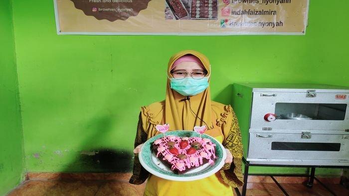 Owner Brownies Nyonyah, Siti Riana Nurul Indah saat membuat Brownies Heart menyambut Hari Valentine.