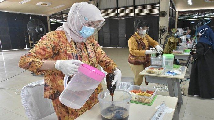 Dalam rangka Hari Sampah Peduli Sampah Nasional 2021 yang mengangkat tema “Sampah Bahan Baku Ekonomi di Masa Pandemi”, PT Pusri
Palembang yang merupakan anak perusahaan PT Pupuk Indonesia (Persero)
melalui Persatuan Istri Karyawan PT Pusri Palembang (PIKA-PSP) telah menjadi
penggiat Eco Enzyme sejak beberapa bulan yang lalu.