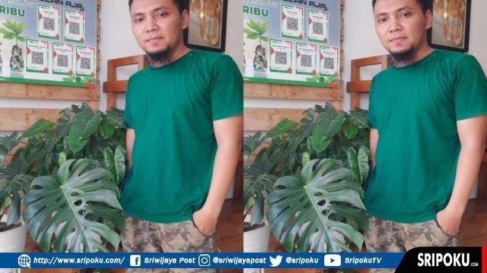 Diding, memerlihatkan Bunga Monstera King di tokonya Jalan Nangka Lintas Kelurahan Ponorogo Kecamatan Lubuklinggau Utara II Kota Lubuklinggau, Rabu (7/7/2021).