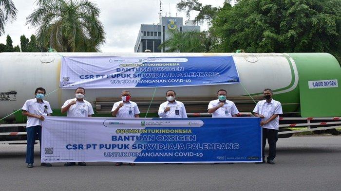 Direktur Utama Pusri, Tri Wahyudi Saleh berfoto bersama pejabat pusri, sebelum mengirimkan bantuan oksigen terhitung dari tanggal 16 Juli 2021 dan masih berlangsung hingga hari ini ke rumah sakit, Jumat (13 8 2021)