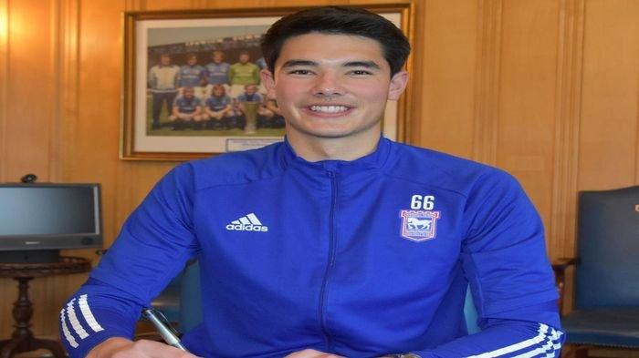 Pemain Timnas U19 Indonesia, Elkan Baggott saat menandatangani kontrak dengan klub Ipswich Town.
