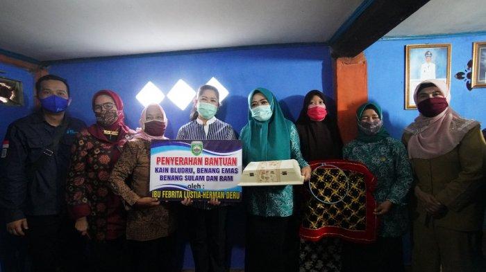 Ketua Dewan Kerajinan Nasional Daerah (Dekranasda) Sumsel Feby Deru memberikan bantuan kepada perajin sulam angkinan mitra UMKM Tenun Songket 'Mawar' di desa Gunung Batu, Kecamatan Cempaka, Kabupaten OKU Timur, Senin (21/09/2020).