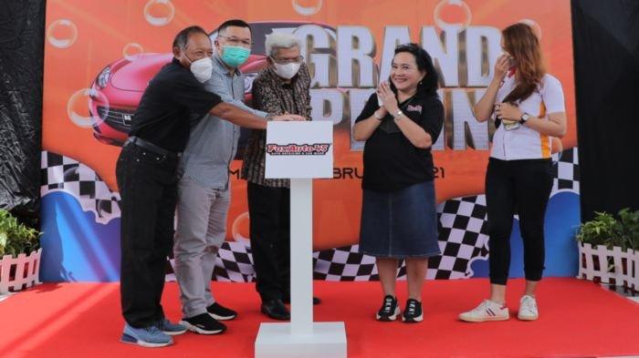 Wagub Sumsel, H Mawardi Yahya (tengah) didampingi owner Lucianty Pahri, grand opening Fox Auto 45 dan Resto Bebek Pawonkoe, Jumat (5/2/2021).