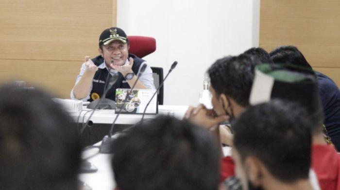Gubernur Sumsel H Herman Deru berdialog dengan perwakilan mahasiswa pengunjuk rasa yang berdemo menolak UU Omnibus Law Cipta Kerja di Halaman Kantor Gubernur, Jalan Kapten A Rivai Palembang, Jumat (10/10/2020).