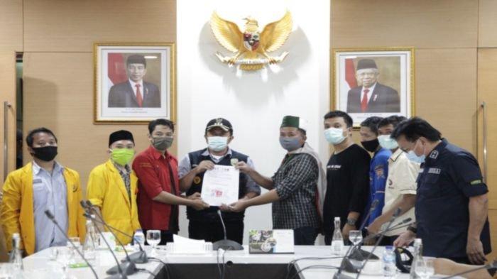 Gubernur Sumsel H Herman Deru berdialog dengan perwakilan mahasiswa pengunjuk rasa yang berdemo menolak UU Omnibus Law Cipta Kerja di Halaman Kantor Gubernur, Jalan Kapten A Rivai Palembang, Jumat (10/10/2020).