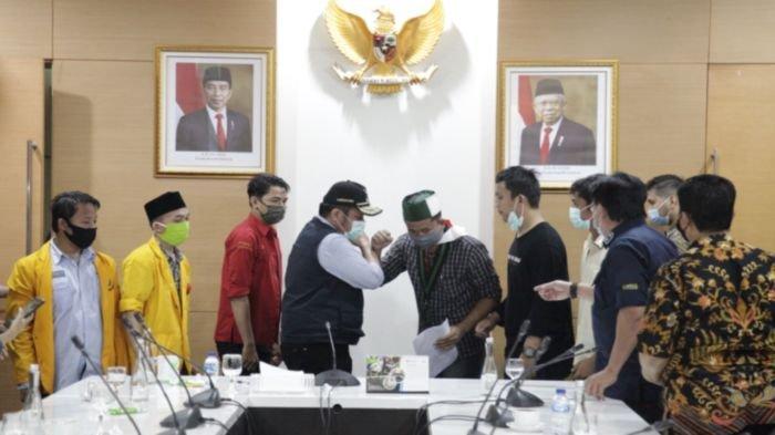 Gubernur Sumsel H Herman Deru bersama perwakilan mahasiswa pengunjuk rasa yang berdemo menolak UU Omnibus Law Cipta Kerja di Halaman Kantor Gubernur, Jalan Kapten A Rivai Palembang, Jumat (10/10/2020).