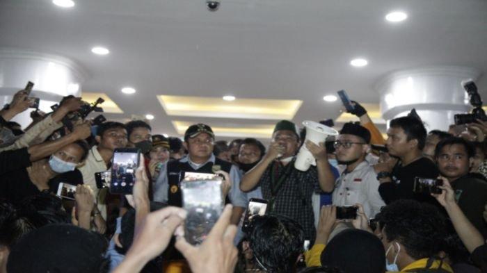 Gubernur Sumsel H Herman Deru menemui ribuan mahasiswa pengunjuk rasa yang berdemo menolak UU Omnibus Law Cipta Kerja di Halaman Kantor Gubernur, Jalan Kapten A Rivai Palembang, Jumat (10/10/2020).