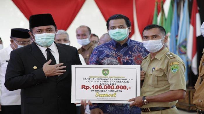 Selain melakukan Penyerahan Surat Tugas Gubernur Sumsel Tentang Pelaksana Tugas Bupati Penukal Abab Lematang Ilir (PALI) kepada Ferdian Andreas Lacony, S.Kom.MM, Gubernur Sumsel Herman Deru juga melakukan Penyerahan Secara Simbolis Bantuan Keuangan Provinsi Sumsel untuk Desa Persiapan Tahun 2020, di Griya Agung Rabu (7/10/20) siang.