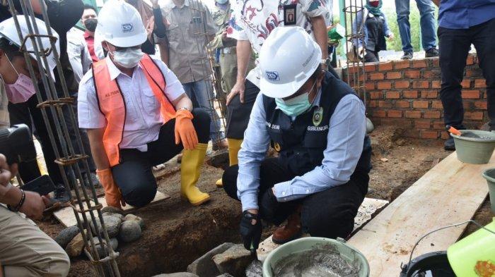 Gubernur Sumsel Herman Deru melakukan peletakan batu pertama pembangunan Gedung Olahraga (GOR) multifungsi yang terletak di Kelurahan Keban Agung, Kecamatan Pagaralam Selatan, Kota Pagaralam pada Jum'at (9/10/2020).