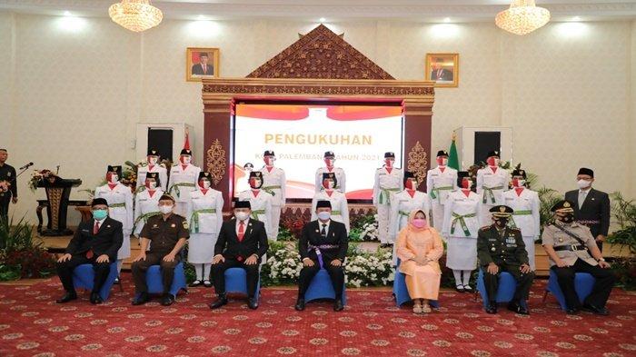 Walikota Palembang H Harnojoyo didampingi Ketua TP PKK Kota Palembang Selviana Harnojoyo berfoto bersama dengan Unsur Muspidah dan pasukan Paskibraka tingkat Kota Palembang untuk menyambut HUT ke-76 RI.