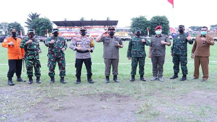 Gubernur Sumsel H.Herman Deru pimpin Apel Gelar Ops Lilin Musi 2020 dan Pam Tahun Baru 2021 di Lapangan Bola komplek Pakri Palembang Senin, (21/12/2020). Gubernur dididampingi Kapolda Sumsel Irjen Pol Prof Dr Eko Indra Heri S MM, Wakapolda Sumsel Brigjen Pol Rudi Setiawan Sik,SH MH, Kasdam II /Sriwijaya Brigjen TNI Muhammad Zamroni SIP, Danrem 044/Garuda Dempo Brigjen TNI Jauhari Agus Suraji, Danlanal Palembang Kolonel (laut) Filda Malari, Danlanud (SMH) Kolonel Pnb Firman W.ST M Soc Sc serta PJU Polda Sumsel serta para Asisten Pemprov Sumsel, dan instansi terkait lainnya.