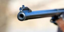 Viral Bak Koboi Jalanan, Pria Acungkan Pistol Hadapi Kepungan Warga dari Dalam Mobil: Gue Jalan Aja