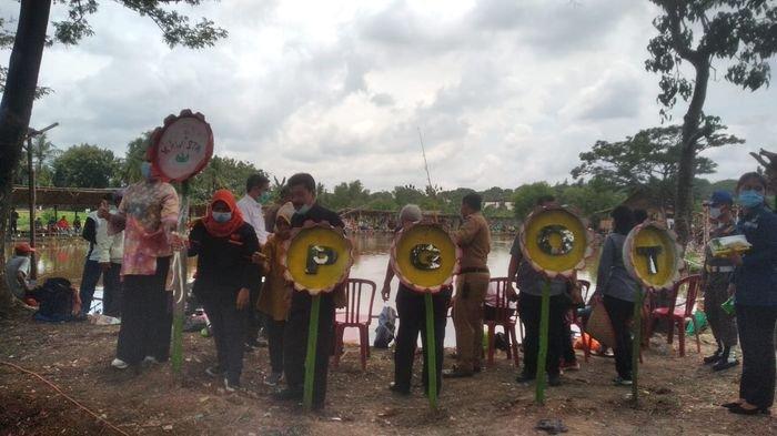 Indonesia Marketing Asosiation (IMA) Chapter Palembang Handi Soen mendonasikan alat kesehatan kepada Pemerintah Provinsi Sumatera Selatan, disela pencanangan panti produktif PGOT Kenten, Kamis (19/11/2020).