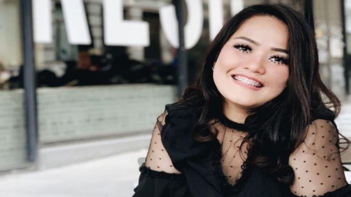 Indah Rizky Ariani atau yang dikenal Indah Mujyaer