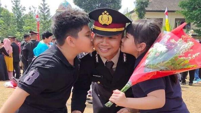 Kanit Reskrim Polsek Talang Ubi, Ipda Bambang bersama anak-anaknya.