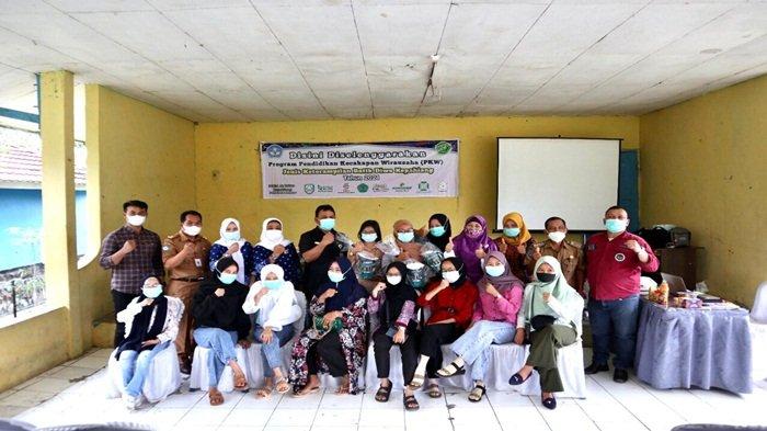 Jajaran PT PLN (Persero) bekerjasama dengan Dinas Pendidikan dan Kebudayaan Kabupaten Kepahiang serta Pusat Kegiatan Belajar Masyarakat (PKBM) Az-Zahra, dan Camat Bermani Ilir Hermansyah, serta 20 orang yang mengikuti pelatihan kerajinan Batik Diwo berfoto bersama.