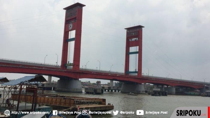 Jembatan Ampera dilihat dari Dermaga Convention Centre atau Dermaga Point Palembang, Sabtu (5/10/2019).