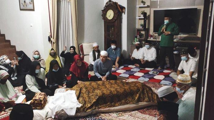 Plt Bupati Muara Enim H Juarsah SH dan jajarannya serta masyarakat melakukan takziah di kediaman almarhum Sekda Muara Enim Ir H Hasanudin MSi di jalan Karet, Kelurahan Air Lintang, Kecamatan Muara Enim, Kabupaten Muara Enim, Minggu (8/11).