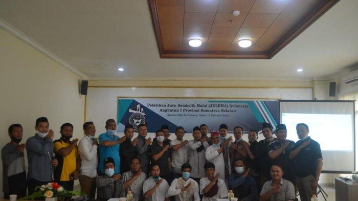 FOTO BERSAMA - Pembina Juleha Sumsel Ustadz Kemas Muhammad Ali foto bersama dengan peserta Pelatihan Anggota Juru Sembelih Halal (Juleha) Angkatan I di Asrama Haji Palembang, Sabtu (13/2). (SRIPOKU.COM/IST)