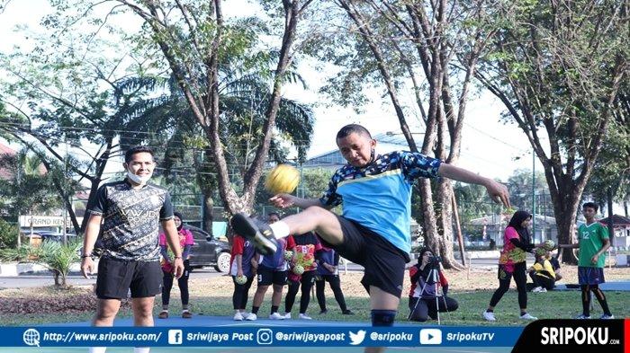 Kapolda Sumsel Irjen Pol Prof Dr Eko Indra Heri ikut pertandingan persahabatan antara tim Sepak Takraw Polda Sumsel dengan tim PON Sepak Takraw Sumsel, di Lapangan Komplek Pakri, Palembang, Jumat (28/8/2020).