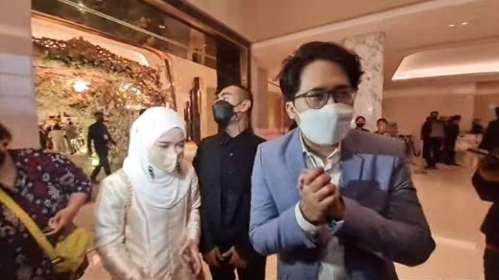 Kehadiran Nissa dan Ayus Sabyan jadi magnet rekan media pada acara resepsi pernikahan Ria Ricis dan Teuku Ryan